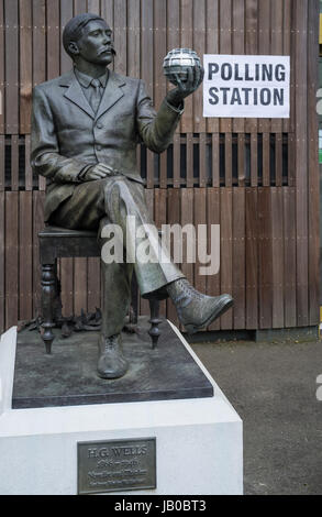 Woking, Royaume-Uni. 8 juin 2017. Bureau de vote à la Lightbox gallery à Woking avec statue de H.G. Puits. Jason Wood/Alamy Live News Banque D'Images