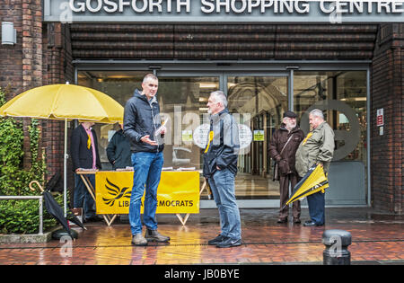 Gosforth, Newcastle upon Tyne, au Royaume-Uni. Le 08 juin, 2017. Les militants libéraux démocrates toile pour soutenir voix dans la pluie de Newcastle. Crédit : Joseph Gaul/Alamy Live News Banque D'Images