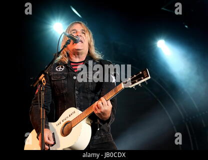 Newport, île de Wight, au Royaume-Uni. 8 juin, 2017. Isle of Wight Festival Jour 1 - Mike Peters avec Welsh band l'alarme d'effectuer à l'OIEAU Festival, Seaclose Park Newport 8e juin 2017, UK : Crédit photographique DFP/Alamy Live News Banque D'Images