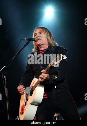 Newport, île de Wight, au Royaume-Uni. 8 juin, 2017. Isle of Wight Festival Jour 1 - Mike Peters avec Welsh band l'alarme d'effectuer à l'OIEAU Festival, Seaclose Park Newport 8e juin 2017, UK : Crédit photographique DFP/Alamy Live News Banque D'Images