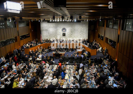 Washington, USA. Le 08 juin, 2017. Ancien directeur du FBI James Comey répond aux questions de plusieurs sénateurs de la Commission des renseignements du Sénat au cours de son témoignage devant le Comité aujourd'hui à Washington DC, 8 juin 2017. Credit : mark reinstein/Alamy Live News Banque D'Images