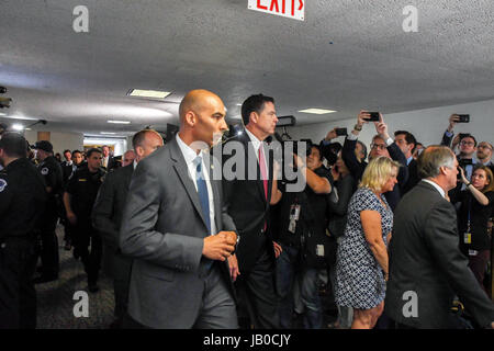 Washington, USA. Le 08 juin, 2017. Ancien directeur du FBI James Comey sort de la salle d'audience dans l'immeuble de bureaux du Sénat DIckson après avoir comparu devant le comité de renseignement du Sénat aujourd'hui à Washington DC, 8 juin 2017. Credit : mark reinstein/Alamy Live News Banque D'Images