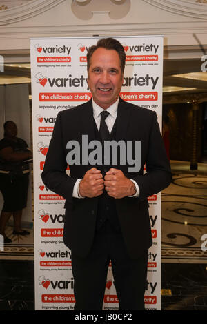 Londres, Royaume-Uni. 8 juin, 2017. David Seaman assiste à la variété la soirée gastronomique du 15e est un organisme de bienfaisance pour enfants au Dorchester, 55 Park Lane, London. par : Voir Li/Alamy Live News Banque D'Images