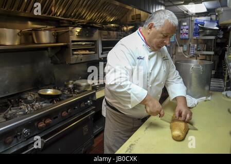 Los Angeles, Californie, USA. 31 mai, 2017. Chef exécutif Neno Mladenovic à Dan Tana's restaurant à West Hollywood. Ringo : crédit Chiu/ZUMA/Alamy Fil Live News Banque D'Images