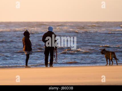 Southport, Merseyside, Royaume-Uni. Météo britannique. Des vents forts et le vent de sable soufflé au coucher du soleil sur la plage d'Ainsdale. Les dunes de la côte de Sefton ont été formés sur des centaines d'années, avec du sable soufflé à l'intérieur des grandes plages de sable à marée basse et ensuite piégée par des installations côtières. Le séchage des vents du sud à plus de 25mph sont nécessaires pour soulever le sable et faire des mini-formations et des dunes. /AlamyLiveNews MediaWorldImages ; crédit. Banque D'Images