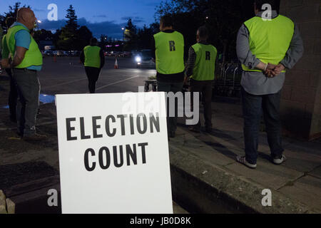 Hereford, Royaume-Uni. Le 08 juin, 2017. Le comptage des voix est presque en cours à Hereford. Les derniers sondages indiquent le premier ministre britannique Theresa May's conservateur est bien parti pour gagner des élections nationales d'aujourd'hui confortablement. Peut appelé l'élection en avril moins d'un an après elle est devenue Premier ministre dans l'agitation politique qui a suivi le vote de la Grande-Bretagne à quitter l'Union européenne. En disant qu'elle voulait se lancer dans le Brexit les négociations avec une position de force. Crédit : Jim Wood/Alamy Live News Banque D'Images