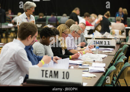 Maidenhead, Royaume-Uni. 8 juin, 2017. Le dépouillement commence au premier ministre Theresa May's Maidenhead circonscription. Credit : Mark Kerrison/Alamy Live News Banque D'Images