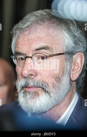 Belfast, Irlande du Nord,. 8 juin, 2017. Comptant pour la région de Belfast dans l'élection générale britannique de 2017 a été mis en route du Titanic Parc des Expositions. Chef du Sinn Fein Gerry Adams est arrivée juste avant minuit. Credit : Bonzo/Alamy Live News Banque D'Images