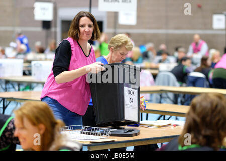 Hereford, Herefordshire, UK - Jeudi 8 Juin 2017 - un compte superviseur prépare la prochaine boîte de scrutin doivent être comptés pour elle à l'élection de l'équipe de comptage count centre à Hereford - Steven Mai/Alamy Live News Banque D'Images