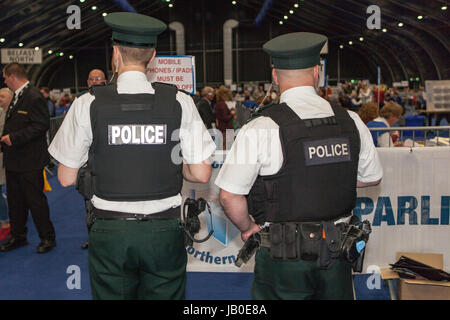 Belfast, Irlande du Nord,. 8 juin, 2017. Comptant pour la région de Belfast dans l'élection générale britannique de 2017 a été mis en route à l'exposition Titanic Centre. membres de la PSNI (Police Service of Northern Ireland) en service à la Count Center Crédit : Bonzo/Alamy Live News Banque D'Images