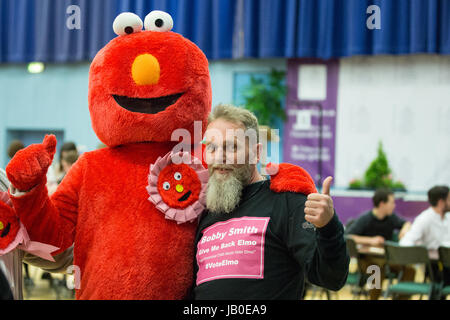 Maidenhead, Royaume-Uni. 8 juin, 2017. Bobby 'Elmo' Smith, un candidat indépendant faisant campagne pour des changements dans le droit de la famille, arrive à le compter dans Premier ministre Theresa May's Maidenhead circonscription. Credit : Mark Kerrison/Alamy Live News Banque D'Images