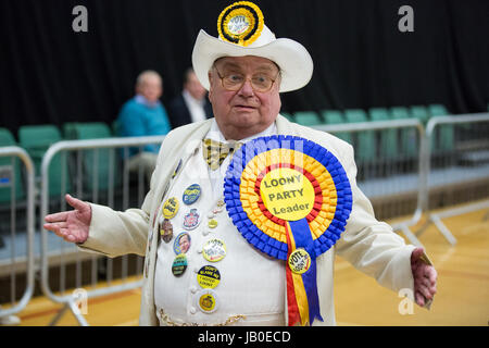 Maidenhead, Royaume-Uni. 8 juin, 2017. Howling Lord Hope, le candidat pour le Monster Raving Loony partie, arrive à le compter dans Premier ministre Theresa May's Maidenhead circonscription. Credit : Mark Kerrison/Alamy Live News Banque D'Images