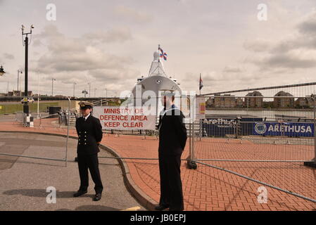 CHATHAM, en Angleterre, 8 JUIN 2017 la protection des gardiens et le HMS RICHMOND HNLMS Hollande alors que les navires de la marine sont à quai à Chatham maritime pour la bataille de la Medway Crédit célébrations : Alison cable/Alamy Live News Banque D'Images