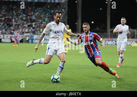 Salvador, Brésil. Le 08 juin, 2017. Au cours de jeu x Bahia Cruzeiro a tenu ce jeudi (08) jeu valide pour le 5e tour du championnat brésilien de 2017 à l'Arena Fonte Nova en Salvador, BA. Credit : Tiago Caldas/FotoArena/Alamy Live News Banque D'Images