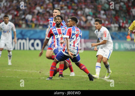 Salvador, Brésil. Le 08 juin, 2017. Au cours de jeu x Bahia Cruzeiro a tenu ce jeudi (08) jeu valide pour le 5e tour du championnat brésilien de 2017 à l'Arena Fonte Nova en Salvador, BA. Credit : Tiago Caldas/FotoArena/Alamy Live News Banque D'Images