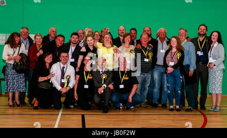 Au Royaume-Uni, de Clydebank. 09Th Juin, 2017. Martin Docherty célèbre avec son équipe après la victoire du SNP dans Dunbartonshire de l'ouest Crédit : Colin Poultney/Alamy Live News Banque D'Images