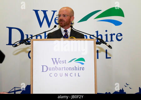 Au Royaume-Uni, de Clydebank. 09Th Juin, 2017. Martin Docherty (SNP) donnant sa grâce à la suite de sa victoire dans Dunbartonshire de l'étroit à la suite d'une victoire sur le candidat du travail Jean Anne Mitchell Crédit : Colin Poultney/Alamy Live News Banque D'Images