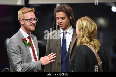 Brighton, UK. 9 juin, 2017. La main-d'Russell-Moyle Lloyd éventuels candidats pour Brighton Kemptown (à gauche) avec la main-d'éventuels Curtis Salomon candidat pour Brighton Pavilion au compte pour Brighton Pavilion , Hove et Brighton Kemptown prenant place à l'American Express Community Stadium photographie prise par Simon Dack/Alamy Live News Banque D'Images