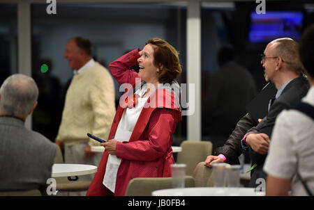 Brighton, UK. 9 juin, 2017. Un partisan du travail célèbre alors qu'elle voit à mesure sur un écran de télévision au compte pour Brighton Pavilion , Hove et Brighton Kemptown lieu à l'American Express Community Stadium photographie prise par Simon Dack/Alamy Live News Banque D'Images