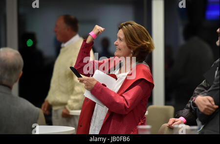 Brighton, UK. 9 juin, 2017. Un partisan du travail célèbre alors qu'elle voit à mesure sur un écran de télévision au compte pour Brighton Pavilion , Hove et Brighton Kemptown lieu à l'American Express Community Stadium photographie prise par Simon Dack/Alamy Live News Banque D'Images