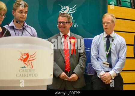 Cardiff, Wales, UK. 09Th Juin, 2017. La main-d'Kevin Brennan est élu député de l'ouest de Cardiff après élection générale 2017 le décompte des voix au Centre National du Sport au Pays de Galles, Sophia Gardens. Photo par : Mark Hawkins/Alamy Live News Banque D'Images