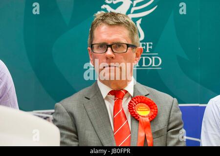 Cardiff, Wales, UK. 09Th Juin, 2017. La main-d'Kevin Brennan est élu député de l'ouest de Cardiff après élection générale 2017 le décompte des voix au Centre National du Sport au Pays de Galles, Sophia Gardens. Photo par : Mark Hawkins/Alamy Live News Banque D'Images