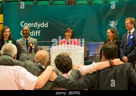 Cardiff, Wales, UK. 09Th Juin, 2017. La main-d'Jo Stevens parle après avoir été réélu député de Cardiff Central à l'élection générale 2017 dépouillement du vote, le sport national du pays de Galles, Centre Sophia Gardens. Photo par : Mark Hawkins/Alamy Live News Banque D'Images