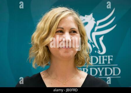 Cardiff, Wales, UK. 09Th Juin, 2017. La main-d'Anna McMorrin réagit à être élu député de Cardiff North, après l'élection générale 2017 le décompte des voix au Centre National du Sport au Pays de Galles, Sophia Gardens. Photo par : Mark Hawkins/Alamy Live News Banque D'Images