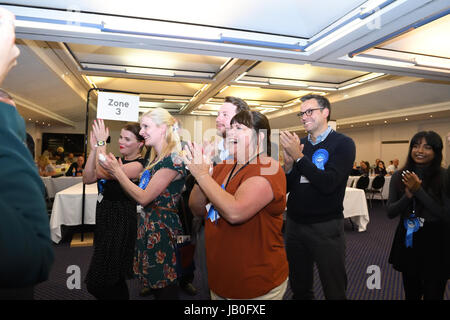 Mansfield, Nottinghamshire, Angleterre. 9 juin, 2017. Ben Bradley remporte le siège Mansfield pour les conservateurs et prend en charge sa fête. Alan Beastall/Alamy Live News Banque D'Images