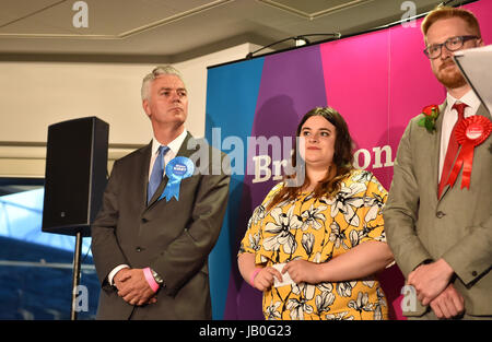 Brighton, UK. 9 juin, 2017. Candidat conservateur défait dans la circonscription de Kemptown Brighton Simon Kirby watches Lloyd Russell-Moyle du travail faire son discours gagnant du Brighton Kemptown siège au compte pour Brighton Pavilion, Hove et Brighton Kemptown prenant place à l'American Express Community Stadium Crédit : Simon Dack/Alamy Live News Banque D'Images