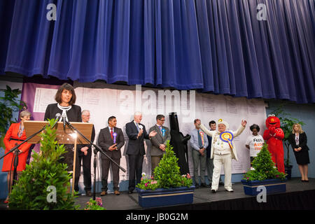 Maidenhead, Royaume-Uni. 9 juin, 2017. Alison Alexander, directeur du scrutin de la Royal Borough of Windsor and Maidenhead annonce le nombre de voix exprimées pour Howling Laud espère, chef de l'Monster Raving Loony partie. Credit : Mark Kerrison/Alamy Live News Banque D'Images