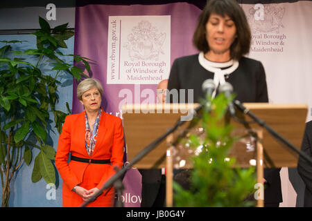 Maidenhead, Royaume-Uni. 9 juin, 2017. Theresa peut écoute Alison Alexander, directeur du scrutin de la Royal Borough of Windsor and Maidenhead, annonçant les résultats de l'élection générale pour la circonscription de Maidenhead. Credit : Mark Kerrison/Alamy Live News Banque D'Images