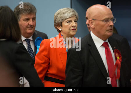 Maidenhead, Royaume-Uni. 9 juin, 2017. Theresa peut arrive au décompte pour la circonscription de Maidenhead pour l'élection générale. Credit : Mark Kerrison/Alamy Live News Banque D'Images