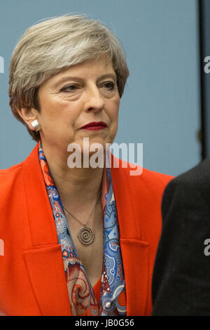 Maidenhead, Royaume-Uni. 9 juin, 2017. Theresa peut arrive au décompte pour la circonscription de Maidenhead pour l'élection générale. Credit : Mark Kerrison/Alamy Live News Banque D'Images