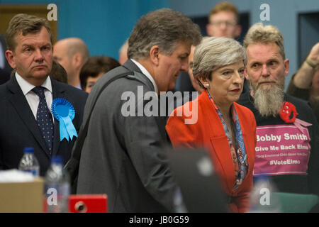 Maidenhead, Royaume-Uni. 9 juin, 2017. Theresa peut arrive au décompte pour la circonscription de Maidenhead pour l'élection générale. Credit : Mark Kerrison/Alamy Live News Banque D'Images