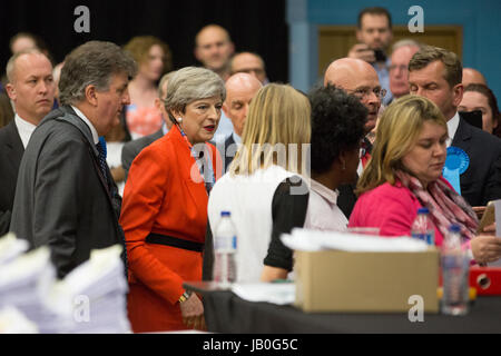 Maidenhead, Royaume-Uni. 9 juin, 2017. Theresa peut arrive au décompte pour la circonscription de Maidenhead pour l'élection générale. Credit : Mark Kerrison/Alamy Live News Banque D'Images