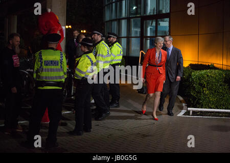 Maidenhead, Royaume-Uni. 9 juin, 2017. Theresa peut arrive sur le compte de la circonscription de Maidenhead avec son mari Philippe. Credit : Mark Kerrison/Alamy Live News Banque D'Images