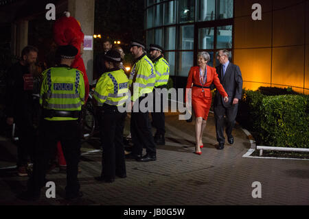 Maidenhead, Royaume-Uni. 9 juin, 2017. Theresa peut arrive sur le compte de la circonscription de Maidenhead avec son mari Philippe. Credit : Mark Kerrison/Alamy Live News Banque D'Images