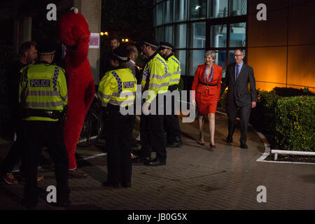 Maidenhead, Royaume-Uni. 9 juin, 2017. Theresa peut arrive sur le compte de la circonscription de Maidenhead avec son mari Philippe. Credit : Mark Kerrison/Alamy Live News Banque D'Images