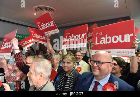 Brighton, UK. 9 juin, 2017. Les partisans du travail à célébrer le compte pour le Pavillon de Brighton, Hove et Brighton Kemptown prenant place à l'American Express Community Stadium Crédit : Simon Dack/Alamy Live News Banque D'Images