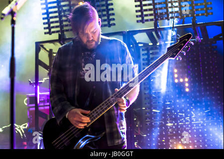 Anaheim, Anaheim, États-Unis d'Amérique. 6 juin, 2017. Dale Stewart de Seether, un groupe de rock sud-africain fondé en mai 1999 à Pretoria, Gauteng, Afrique du Sud rend un arrêt sur leur tournée mondiale 2017 à la House of Blues d'Anaheim CA. Clint Lowery de Sevendust rejoint Seether comme un guitariste de tournée. Crédit : Dave Safley/ZUMA/Alamy Fil Live News Banque D'Images