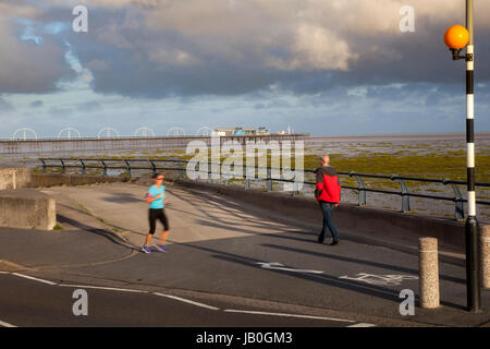 Southport, Merseyside, Royaume-Uni. Météo britannique. 9 juin, 2017. Soleil et gratuites au début de la journée, les résidents de profiter de la matinée ensoleillée, la vue étendue sur les sables de la station, et la jetée victorienne. Bonnes périodes d'ensoleillement sont prévus pour plus tard, avec l'augmentation des températures bien en deux chiffres. /AlamyLiveNews MediaWorldImages ; crédit. Banque D'Images