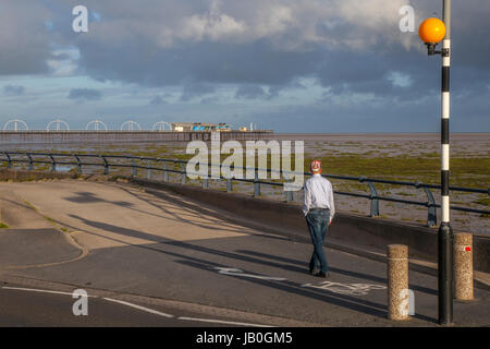 Southport, Merseyside, Royaume-Uni. Météo britannique. 9 juin, 2017. Soleil et gratuites au début de la journée, les résidents de prendre une matinée de marche et profiter de la vue étendue sur les sables de la station, et la jetée victorienne. Bonnes périodes d'ensoleillement sont prévus pour plus tard, avec l'augmentation des températures bien en deux chiffres. /AlamyLiveNews MediaWorldImages ; crédit. Banque D'Images