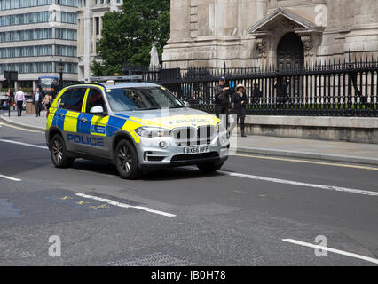 Véhicule de police BMW passé la Cathédrale St Paul à Londres Banque D'Images