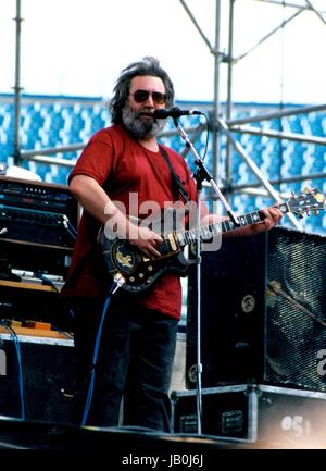 Le Grateful Dead effectuer au stade riche, Buffalo, New York 07-04-1986.Photo de Michael Brito-Globe Photos, Inc. © 2000.K61287MBR.Gerry Garcia Globe Crédit : Photos/ZUMAPRESS.com/Alamy Live News Banque D'Images