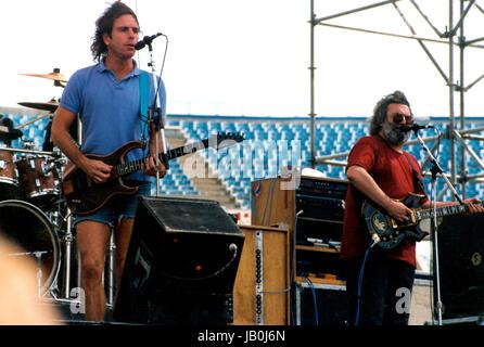 Le Grateful Dead effectuer au stade riche, Buffalo, New York 07-04-1986.Photo de Michael Brito-Globe Photos, Inc. © 2000.K61287MBR.Bob Weir et Gerry Garcia Globe Crédit : Photos/ZUMAPRESS.com/Alamy Live News Banque D'Images