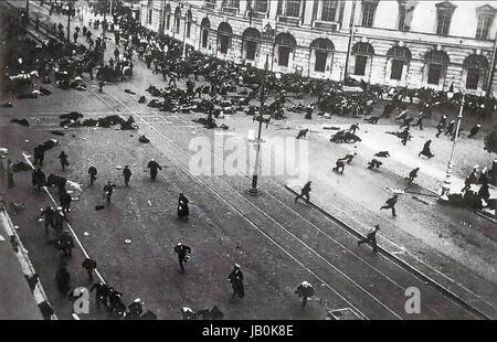 Révolution russe le 4 juillet 1917, le gouvernement provisoire a ouvert le feu avec des mitrailleuses sur une manifestation de rue sur la Perspective Nevski à Petrograd un événement photographié par Victor, pionnier du cinéma russe Bulla Banque D'Images