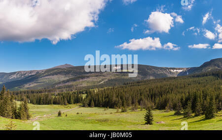 Vue panoramique des montagnes de Karkonosze avec le plus haut sommet de Sniezka, Pologne Banque D'Images