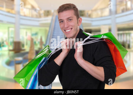 Ein junger Mann beim Shoppen Einkaufen und einem Geschäft oder Laden Banque D'Images