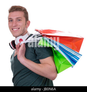 Ein junger Mann mit Kopfhörern beim Shoppen, isoliert vor einem weissen Hintergrund Banque D'Images